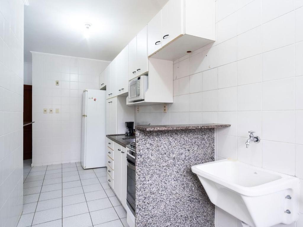 Apartamento Espacoso Com Ar Condicionado E Wi-Fi, A 100 Metros Da Praia - Edificio Estoril Ubatuba Ngoại thất bức ảnh