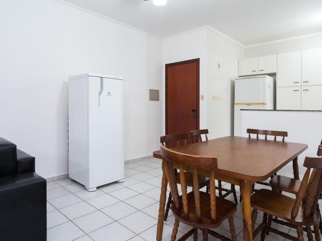 Apartamento Espacoso Com Ar Condicionado E Wi-Fi, A 100 Metros Da Praia - Edificio Estoril Ubatuba Ngoại thất bức ảnh